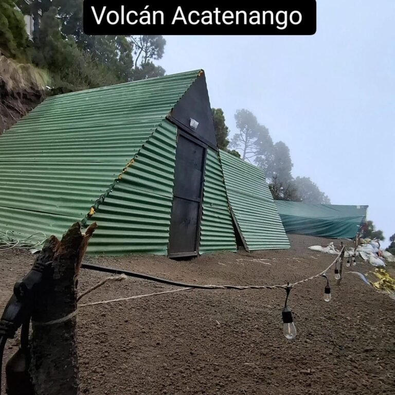 Cabañas del campamento en el Volcán Acatenango