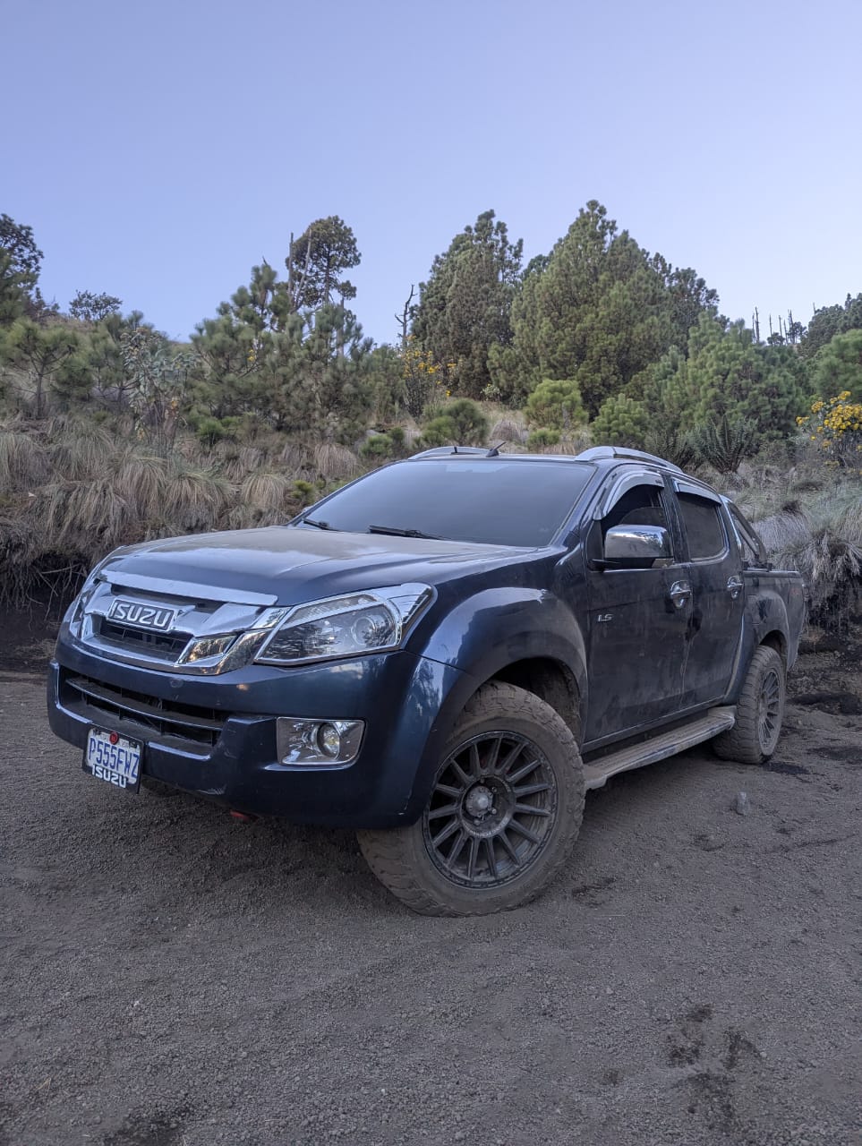 Pickup Isuzu gris en la ruta del Acatenango