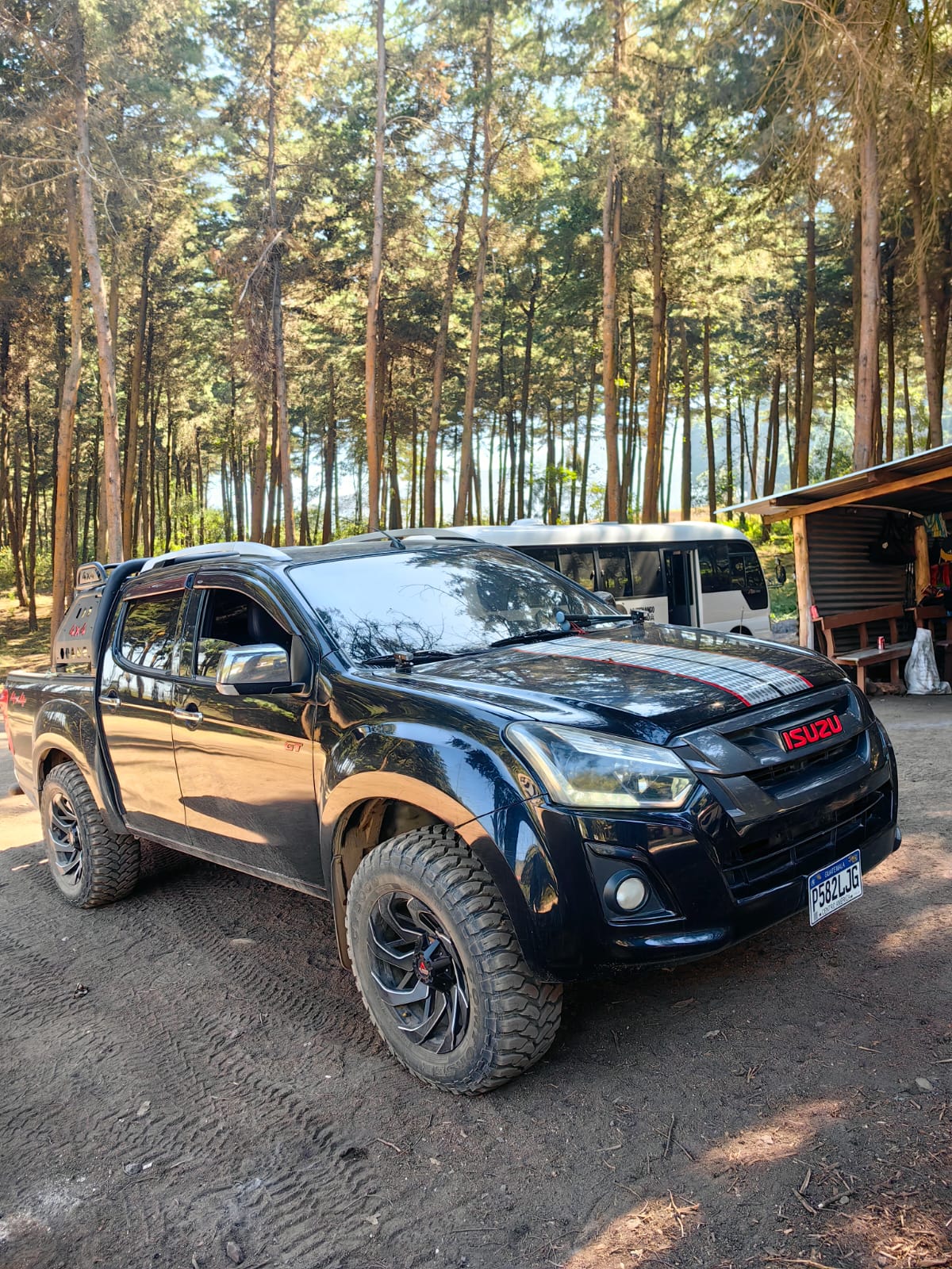 Pickup Isuzu negra del tour Acatenango en 4x4