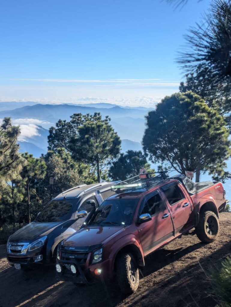 Pickups 4x4 de la aventura Acatenango con vistas de montaña