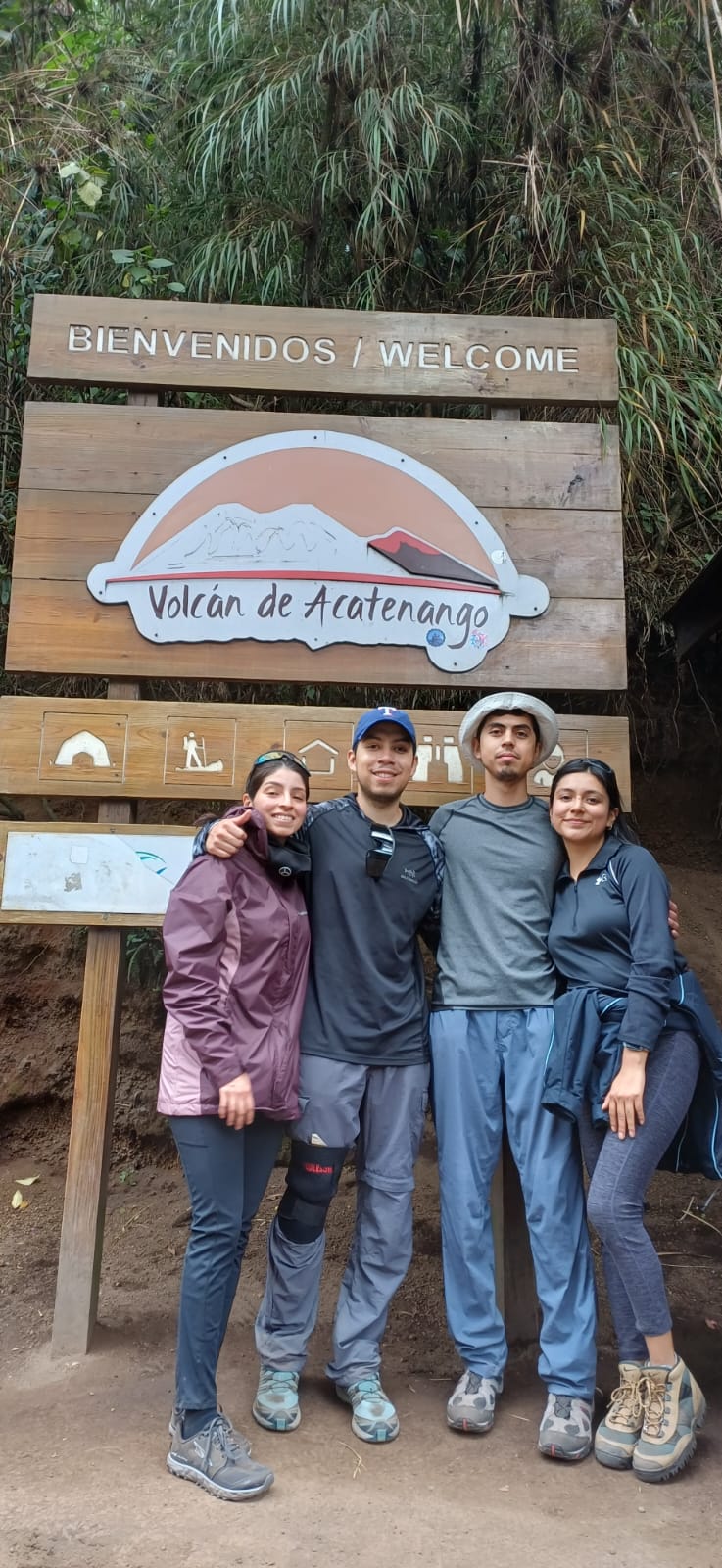 Visitantes junto al letrero del Volcán Acatenango
