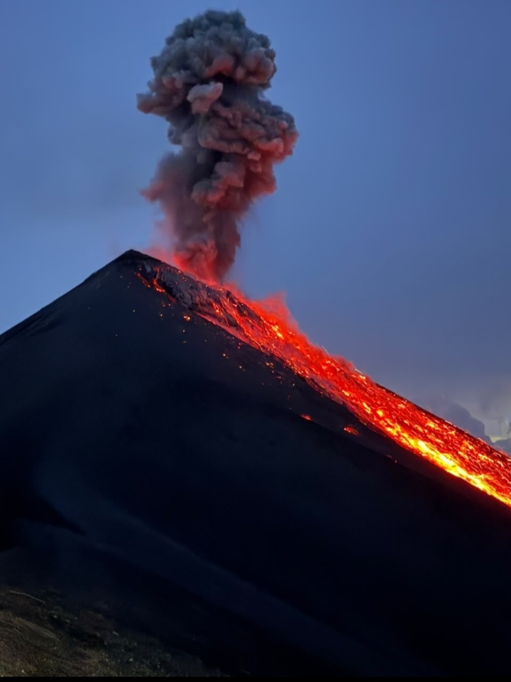Actividad del Volcán de Fuego al atardecer