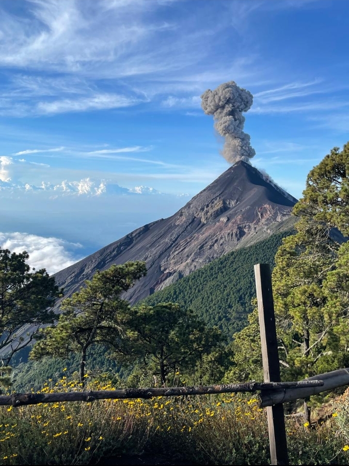 Vista del Volcán de Fuego desde el campamento de Acatenango