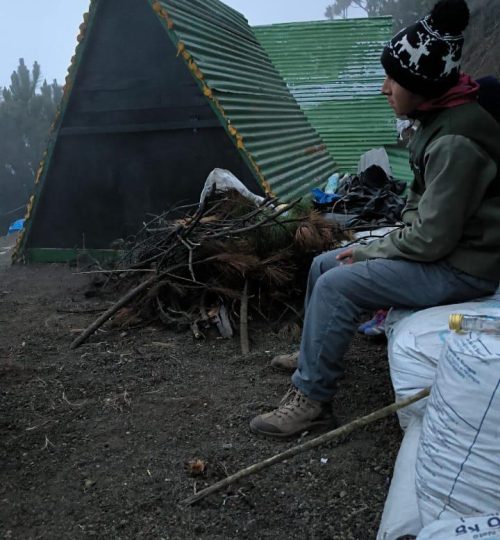Zona de descanso junto a las cabañas del campamento de Acatenango