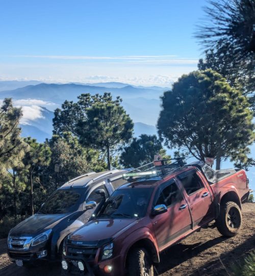 Pickups 4x4 de la aventura Acatenango con vistas de montaña