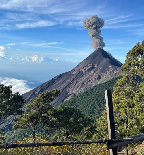 Vista del Volcán de Fuego desde el campamento de Acatenango